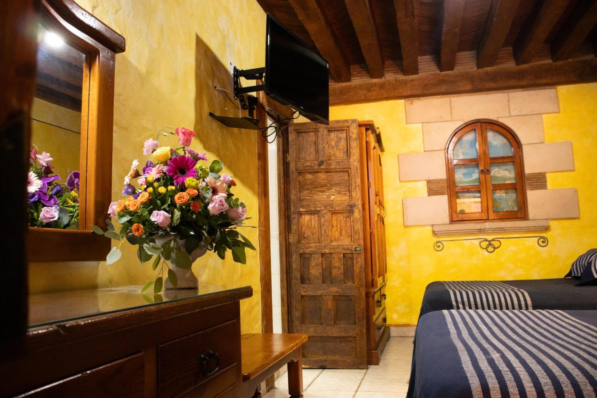 Hotel Los Escudos Patzcuaro Luaran gambar