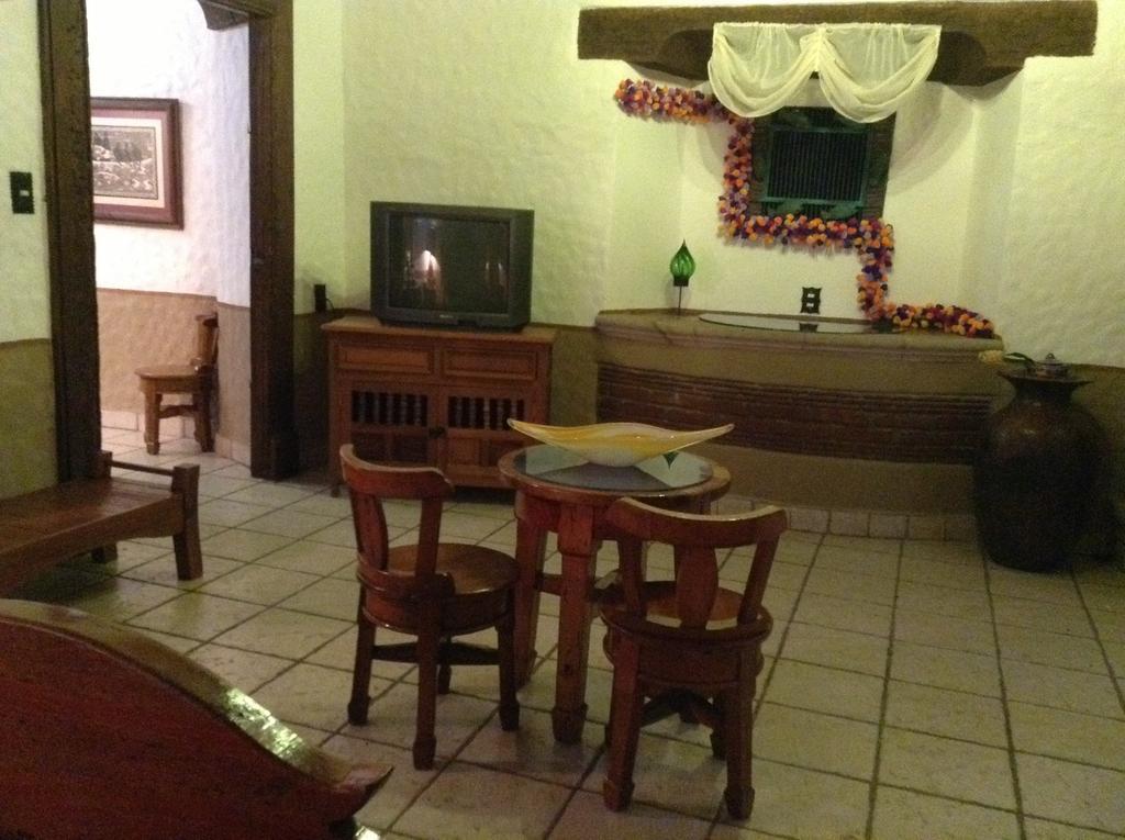 Hotel Los Escudos Patzcuaro Luaran gambar